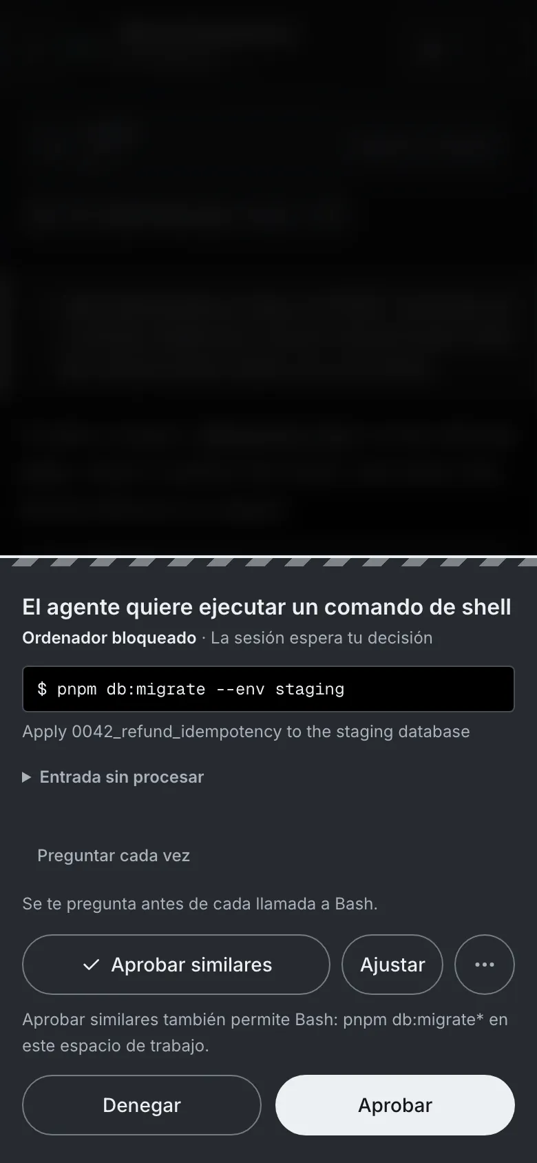 Una tarjeta de aprobación: el agente quiere ejecutar pnpm db:migrate --env staging, con una nota que dice que aplica la migración de reembolsos a staging, y los botones Aprobar, Denegar, Aprobar similares y Ajustar.