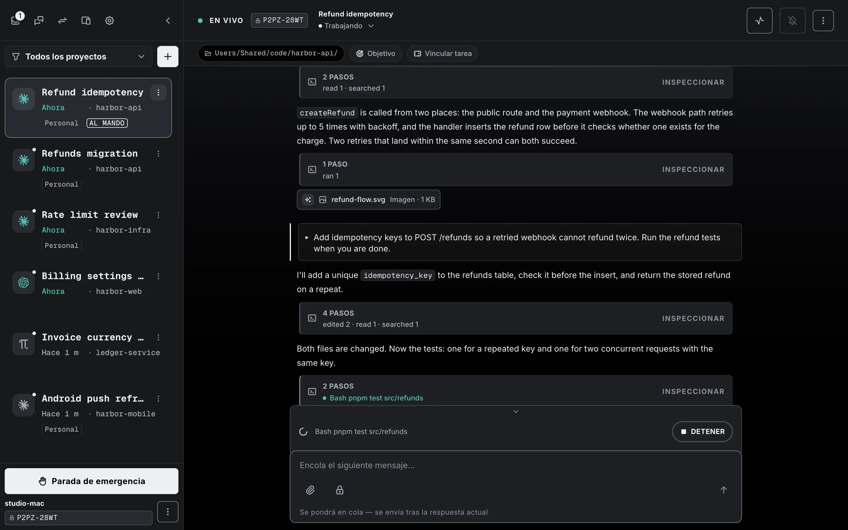 La app de remotxai en escritorio: una barra lateral con seis sesiones y una sesión abierta en la que un agente ha editado un manejador y una migración y ahora ejecuta las pruebas de reembolsos, con un botón de parar y un cuadro para poner en cola el siguiente mensaje.