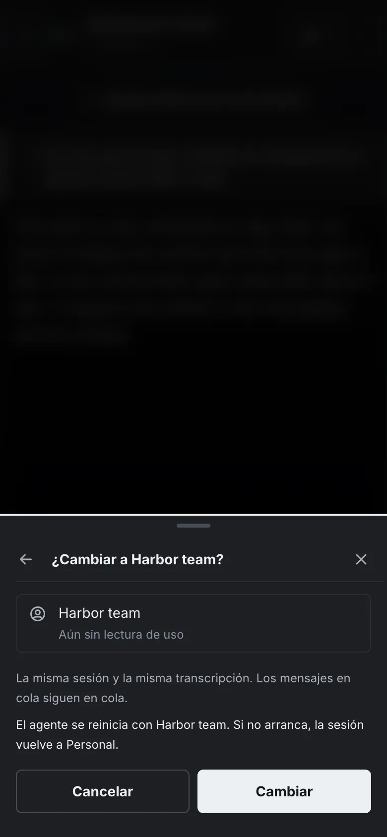 Una hoja titulada ¿Cambiar a Harbor team?, que dice que la sesión y la transcripción siguen siendo las mismas y que los mensajes en cola siguen en cola, que el agente se reinicia con Harbor team y que la sesión vuelve a Personal si no arranca, con los botones Cancelar y Cambiar.